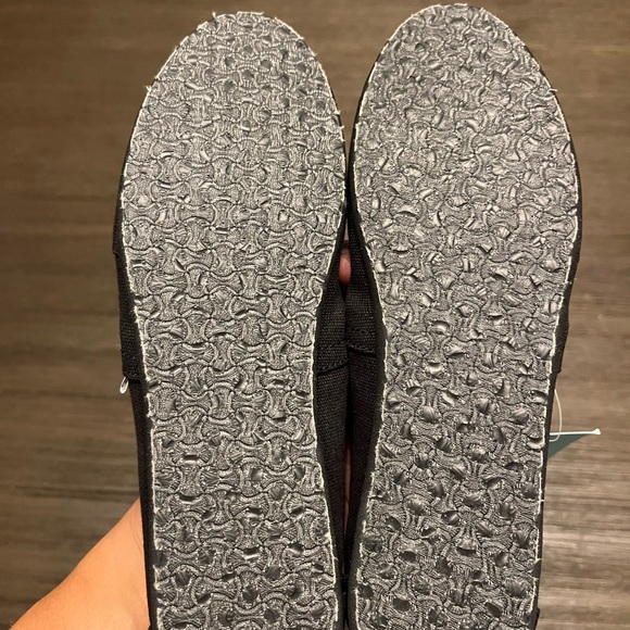 BNIB Toms Slip On - Picture 5 of 11
